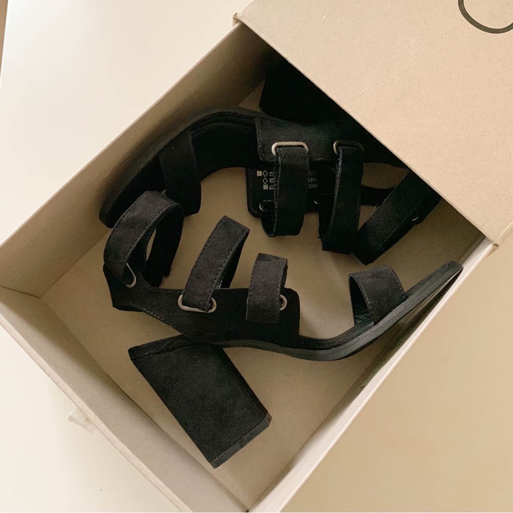 NEW URBAN OUTFITTERS | Strappy heel